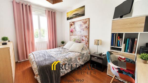 Maison de plain-pied 3 chambres en 3e ligne sur terrain de 880 m² à Ambarès-et-Lagrave L’agence Rulleau vous propose à la vente cette maison entièrement de plain-pied, construite en 2007 et située en troisième ligne à Ambarès-et-Lagrave (33440), à proximité des commodités, le tout sur un grand terrain de 880 m². Détails des diagnostics énergétiques