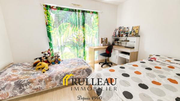 Maison de plain-pied 3 chambres en 3e ligne sur terrain de 880 m² à Ambarès-et-Lagrave L’agence Rulleau vous propose à la vente cette maison entièrement de plain-pied, construite en 2007 et située en troisième ligne à Ambarès-et-Lagrave (33440), à proximité des commodités, le tout sur un grand terrain de 880 m². Détails des diagnostics énergétiques