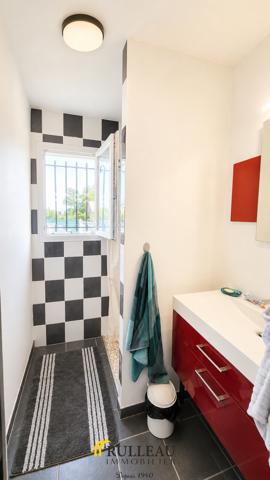 Maison de plain-pied 3 chambres en 3e ligne sur terrain de 880 m² à Ambarès-et-Lagrave L’agence Rulleau vous propose à la vente cette maison entièrement de plain-pied, construite en 2007 et située en troisième ligne à Ambarès-et-Lagrave (33440), à proximité des commodités, le tout sur un grand terrain de 880 m². Détails des diagnostics énergétiques