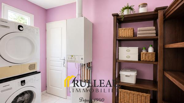 Maison de plain-pied 3 chambres en 3e ligne sur terrain de 880 m² à Ambarès-et-Lagrave L’agence Rulleau vous propose à la vente cette maison entièrement de plain-pied, construite en 2007 et située en troisième ligne à Ambarès-et-Lagrave (33440), à proximité des commodités, le tout sur un grand terrain de 880 m². Détails des diagnostics énergétiques