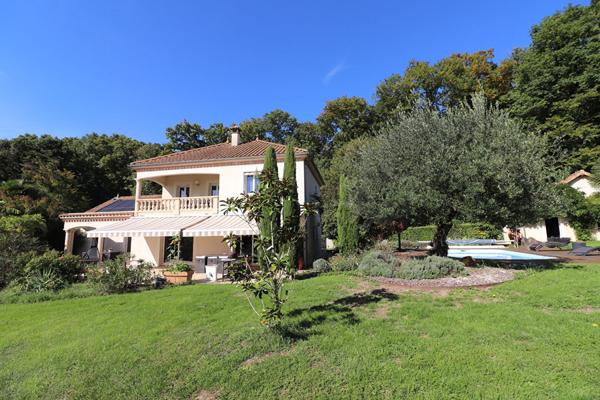 À 5 minutes de Pougues-les-Eaux / Villa à l'allure contemporaine 2011 sur plus d'1 hectare avec piscine et forêt en bordure