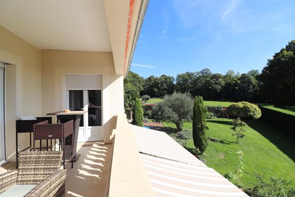 À 5 minutes de Pougues-les-Eaux / Villa à l'allure contemporaine 2011 sur plus d'1 hectare avec piscine et forêt en bordure