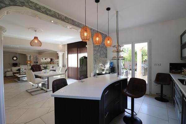 À 5 minutes de Pougues-les-Eaux / Villa à l'allure contemporaine 2011 sur plus d'1 hectare avec piscine et forêt en bordure