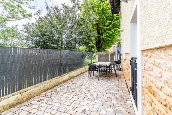 Appartement en rez-de-chaussée avec terrasse, stationnement et garage