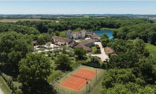Château historique avec piscine sculptée, lacs, installations équestres, 158 hectares et une vue imprenable dans le Gers, dans le sud-ouest de la France