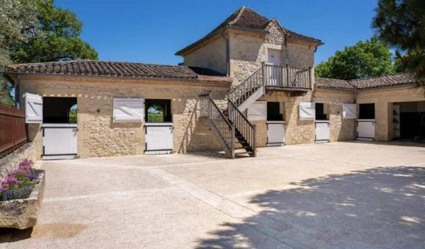 Château historique avec piscine sculptée, lacs, installations équestres, 158 hectares et une vue imprenable dans le Gers, dans le sud-ouest de la France