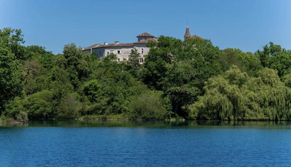 Château historique avec piscine sculptée, lacs, installations équestres, 158 hectares et une vue imprenable dans le Gers, dans le sud-ouest de la France