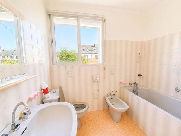 MAISON DE 82 m2 AVEC VÉRANDA CHAUFFÉE de 17 m2 - JARDIN - GARAGE AMÉNAGEABLE - IMPASSE  TRES CALME