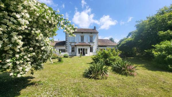 Grande maison ancienne de 213 m² avec dépendance et parc arboré