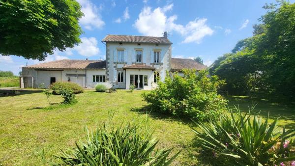 Grande maison ancienne de 213 m² avec dépendance et parc arboré