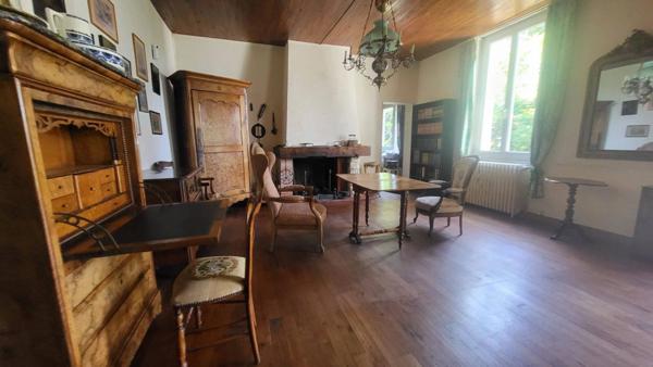 Grande maison ancienne de 213 m² avec dépendance et parc arboré