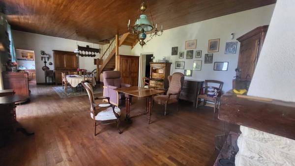 Grande maison ancienne de 213 m² avec dépendance et parc arboré