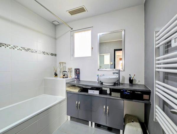 Maison de 130 m2 avec 4 chambres, garage, sur terrain de 579 m²