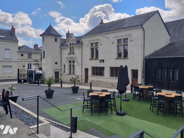 Domaine d'Exception à Saumur : Charme Authentique et Site Troglodytique Unique