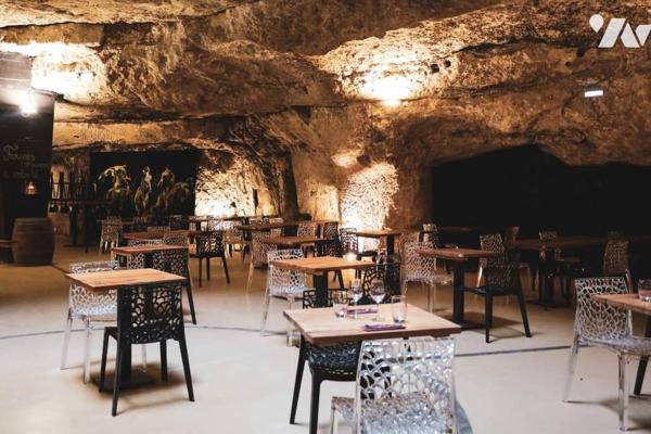 Domaine d'Exception à Saumur : Charme Authentique et Site Troglodytique Unique