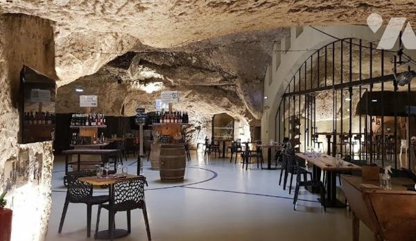 Domaine d'Exception à Saumur : Charme Authentique et Site Troglodytique Unique