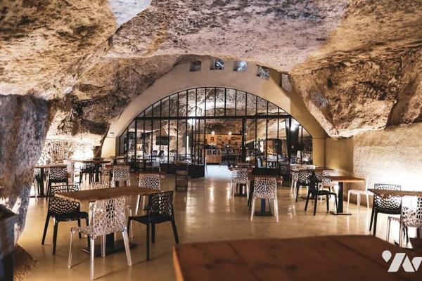 Domaine d'Exception à Saumur : Charme Authentique et Site Troglodytique Unique