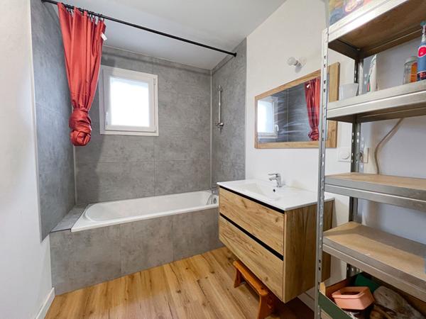 Maison totalement de plain pied à Tiercé - 4 chambres - 150 m2- jardin