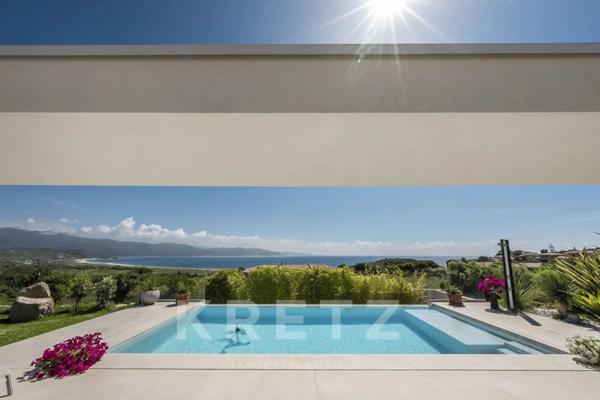 Sagone, région d'Ajaccio, maison d'architecte avec splendide vue mer