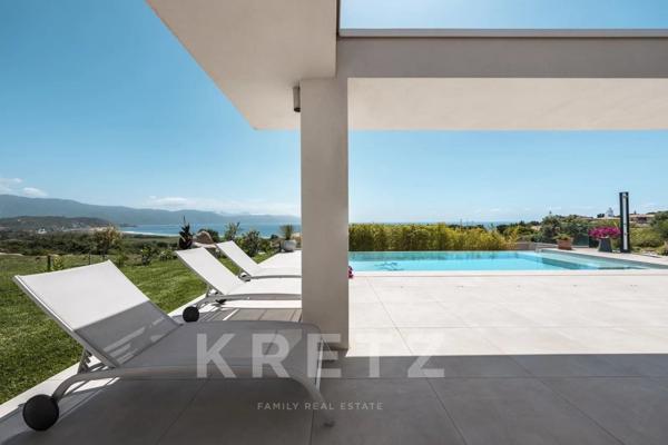 Sagone, région d'Ajaccio, maison d'architecte avec splendide vue mer