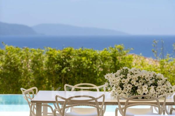 Sagone, région d'Ajaccio, maison d'architecte avec splendide vue mer