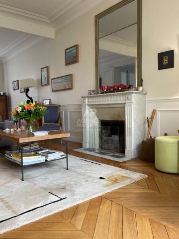 Versailles Rive-Droite Maison ancienne 10 pièces sur parcelle de 411 m² 2 790 000 € **  - Référence  27683