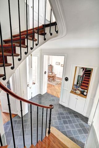 Versailles Rive-Droite Maison ancienne 10 pièces sur parcelle de 411 m² 2 790 000 € **  - Référence  27683