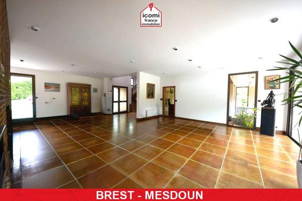 A VENDRE MAISON D’ARCHITECTE DE 248 M² – 5 CHAMBRES - JARDIN SANS VIS-VIS DE 2300 M² - GARAGE DE 41 M² - CHAUFFAGE AU SOL - VMC DOUBLE FLUX- DPE C