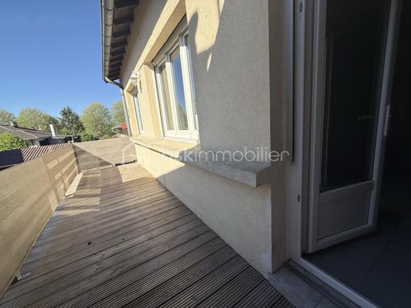 Je vous invite à venir découvrir cet appartement idéalement placé.
Dans un environnement calme , à proximité du centre ville de Boulay-Moselle (2min à pied) 
Il vous proposera:
une pièce de vie ouverte sur une cuisine aménagée,
une salle d'eau récente
deux chambres.

Pour votre confort une jolie terrasse.
On y retrouve deux grand garages , un grand espace stockage buanderie.

Quelque photos en fin d'annonce pour vous projeter dans cet appartement situé au calme.
Contacter moi directement par téléphone pour tout renseignements et demande de visite.