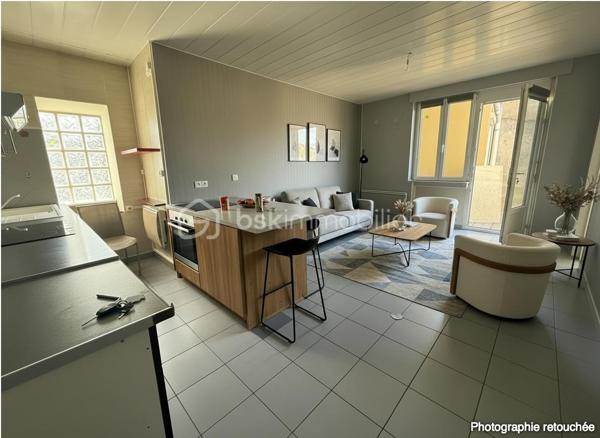 Je vous invite à venir découvrir cet appartement idéalement placé.
Dans un environnement calme , à proximité du centre ville de Boulay-Moselle (2min à pied) 
Il vous proposera:
une pièce de vie ouverte sur une cuisine aménagée,
une salle d'eau récente
deux chambres.

Pour votre confort une jolie terrasse.
On y retrouve deux grand garages , un grand espace stockage buanderie.

Quelque photos en fin d'annonce pour vous projeter dans cet appartement situé au calme.
Contacter moi directement par téléphone pour tout renseignements et demande de visite.