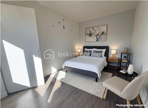 Je vous invite à venir découvrir cet appartement idéalement placé.
Dans un environnement calme , à proximité du centre ville de Boulay-Moselle (2min à pied) 
Il vous proposera:
une pièce de vie ouverte sur une cuisine aménagée,
une salle d'eau récente
deux chambres.

Pour votre confort une jolie terrasse.
On y retrouve deux grand garages , un grand espace stockage buanderie.

Quelque photos en fin d'annonce pour vous projeter dans cet appartement situé au calme.
Contacter moi directement par téléphone pour tout renseignements et demande de visite.