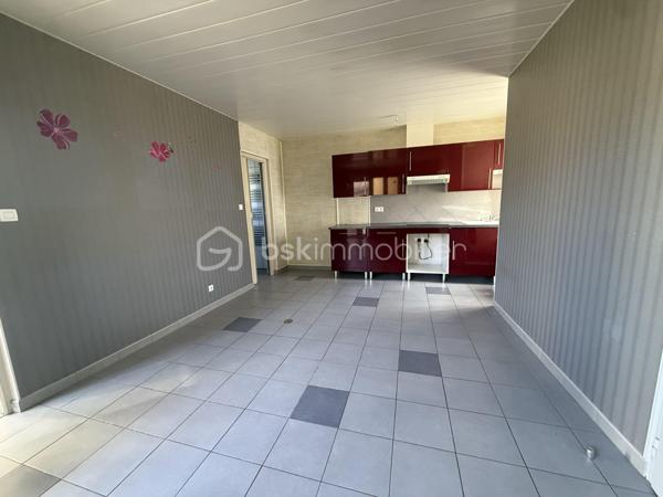 Je vous invite à venir découvrir cet appartement idéalement placé.
Dans un environnement calme , à proximité du centre ville de Boulay-Moselle (2min à pied) 
Il vous proposera:
une pièce de vie ouverte sur une cuisine aménagée,
une salle d'eau récente
deux chambres.

Pour votre confort une jolie terrasse.
On y retrouve deux grand garages , un grand espace stockage buanderie.

Quelque photos en fin d'annonce pour vous projeter dans cet appartement situé au calme.
Contacter moi directement par téléphone pour tout renseignements et demande de visite.