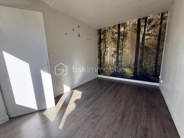 Je vous invite à venir découvrir cet appartement idéalement placé.
Dans un environnement calme , à proximité du centre ville de Boulay-Moselle (2min à pied) 
Il vous proposera:
une pièce de vie ouverte sur une cuisine aménagée,
une salle d'eau récente
deux chambres.

Pour votre confort une jolie terrasse.
On y retrouve deux grand garages , un grand espace stockage buanderie.

Quelque photos en fin d'annonce pour vous projeter dans cet appartement situé au calme.
Contacter moi directement par téléphone pour tout renseignements et demande de visite.