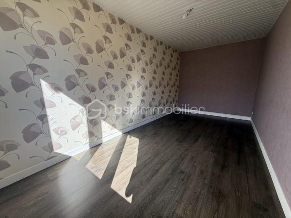 Je vous invite à venir découvrir cet appartement idéalement placé.
Dans un environnement calme , à proximité du centre ville de Boulay-Moselle (2min à pied) 
Il vous proposera:
une pièce de vie ouverte sur une cuisine aménagée,
une salle d'eau récente
deux chambres.

Pour votre confort une jolie terrasse.
On y retrouve deux grand garages , un grand espace stockage buanderie.

Quelque photos en fin d'annonce pour vous projeter dans cet appartement situé au calme.
Contacter moi directement par téléphone pour tout renseignements et demande de visite.