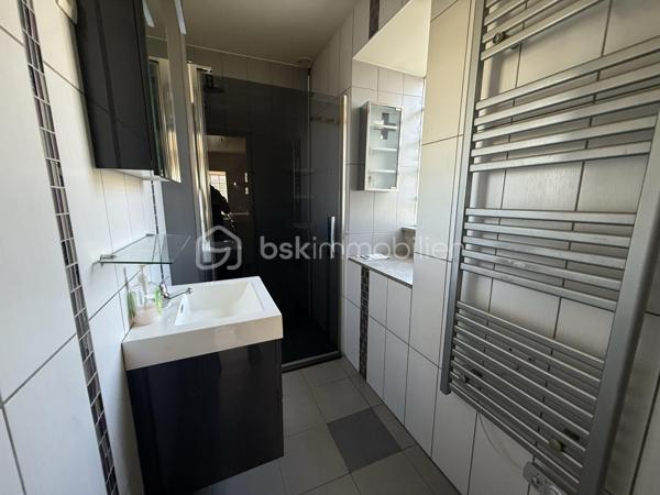 Je vous invite à venir découvrir cet appartement idéalement placé.
Dans un environnement calme , à proximité du centre ville de Boulay-Moselle (2min à pied) 
Il vous proposera:
une pièce de vie ouverte sur une cuisine aménagée,
une salle d'eau récente
deux chambres.

Pour votre confort une jolie terrasse.
On y retrouve deux grand garages , un grand espace stockage buanderie.

Quelque photos en fin d'annonce pour vous projeter dans cet appartement situé au calme.
Contacter moi directement par téléphone pour tout renseignements et demande de visite.