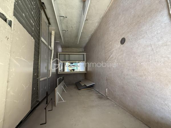 Je vous invite à venir découvrir cet appartement idéalement placé.
Dans un environnement calme , à proximité du centre ville de Boulay-Moselle (2min à pied) 
Il vous proposera:
une pièce de vie ouverte sur une cuisine aménagée,
une salle d'eau récente
deux chambres.

Pour votre confort une jolie terrasse.
On y retrouve deux grand garages , un grand espace stockage buanderie.

Quelque photos en fin d'annonce pour vous projeter dans cet appartement situé au calme.
Contacter moi directement par téléphone pour tout renseignements et demande de visite.