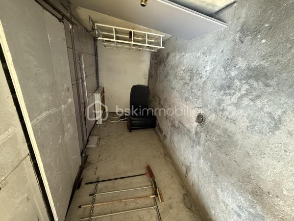 Je vous invite à venir découvrir cet appartement idéalement placé.
Dans un environnement calme , à proximité du centre ville de Boulay-Moselle (2min à pied) 
Il vous proposera:
une pièce de vie ouverte sur une cuisine aménagée,
une salle d'eau récente
deux chambres.

Pour votre confort une jolie terrasse.
On y retrouve deux grand garages , un grand espace stockage buanderie.

Quelque photos en fin d'annonce pour vous projeter dans cet appartement situé au calme.
Contacter moi directement par téléphone pour tout renseignements et demande de visite.