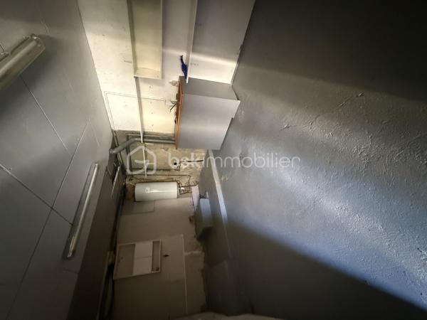 Je vous invite à venir découvrir cet appartement idéalement placé.
Dans un environnement calme , à proximité du centre ville de Boulay-Moselle (2min à pied) 
Il vous proposera:
une pièce de vie ouverte sur une cuisine aménagée,
une salle d'eau récente
deux chambres.

Pour votre confort une jolie terrasse.
On y retrouve deux grand garages , un grand espace stockage buanderie.

Quelque photos en fin d'annonce pour vous projeter dans cet appartement situé au calme.
Contacter moi directement par téléphone pour tout renseignements et demande de visite.