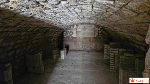 MAISON DE VILLAGE EN PIERRE AVEC 200 M² STOCKAGE