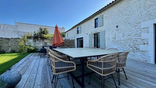 Une demeure de rêve, un village secret.