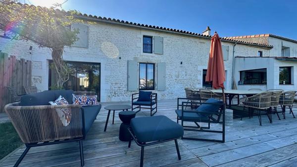 Une demeure de rêve, un village secret.