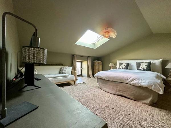 Une demeure de rêve, un village secret.