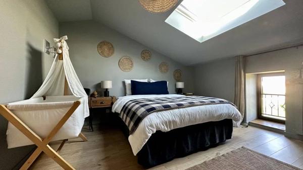 Une demeure de rêve, un village secret.