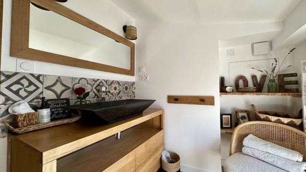 Une demeure de rêve, un village secret.