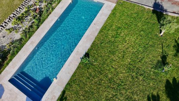 Une demeure de rêve, un village secret.