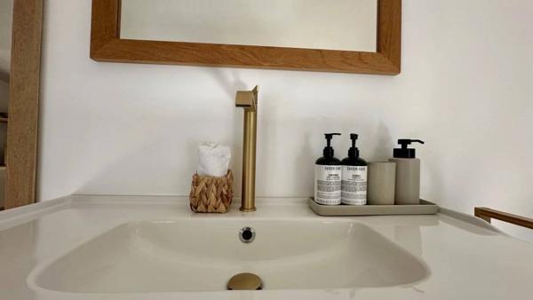 Une demeure de rêve, un village secret.