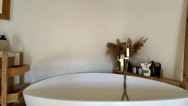 Une demeure de rêve, un village secret.