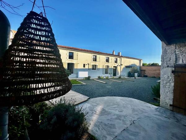 Une demeure de rêve, un village secret.