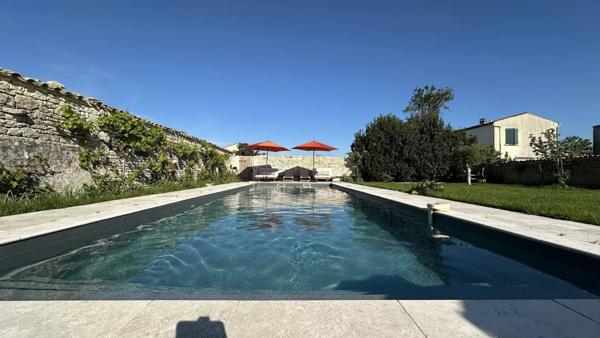 Une demeure de rêve, un village secret.