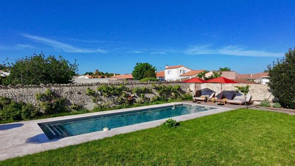 Une demeure de rêve, un village secret.